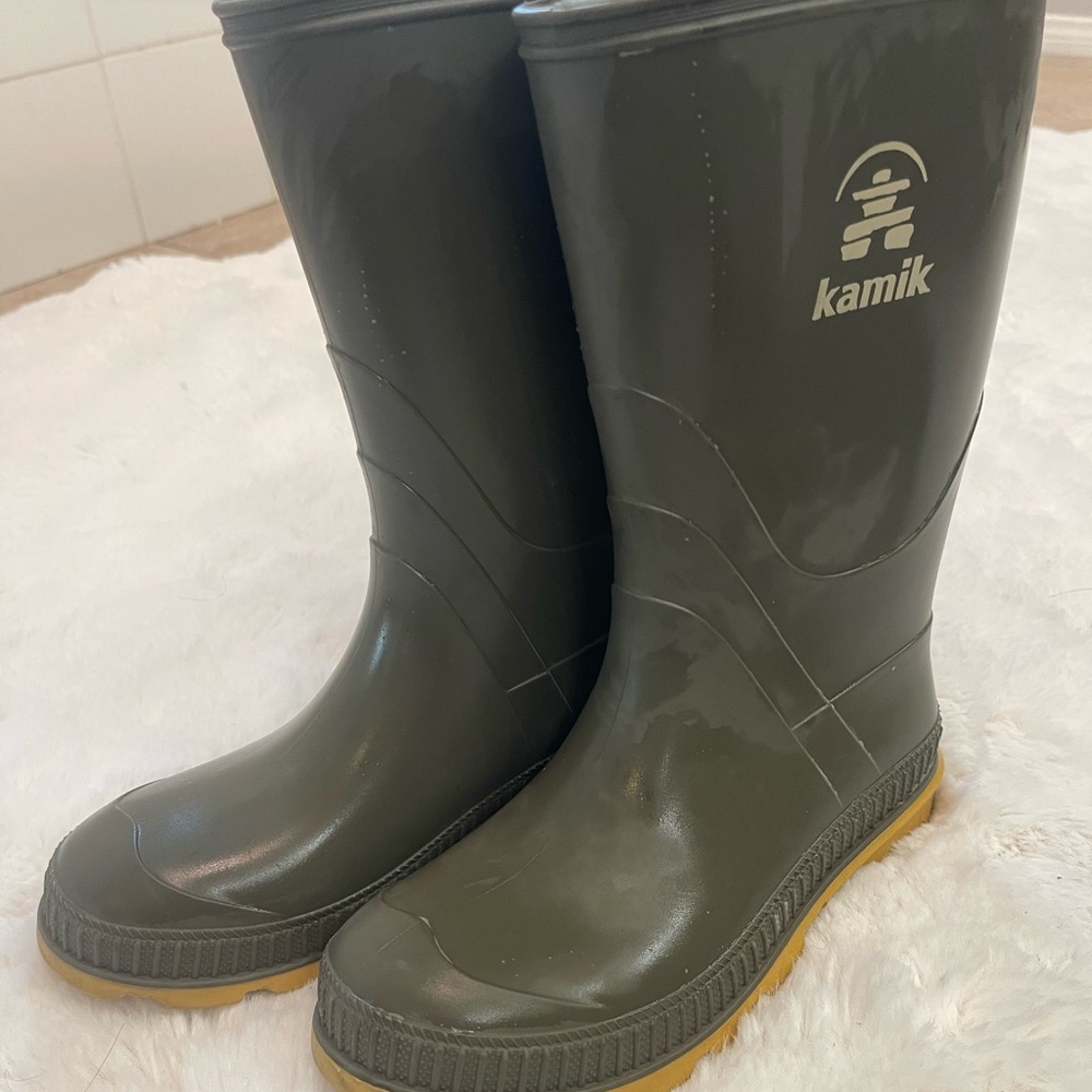 Hunter green youth size 2 rain boots